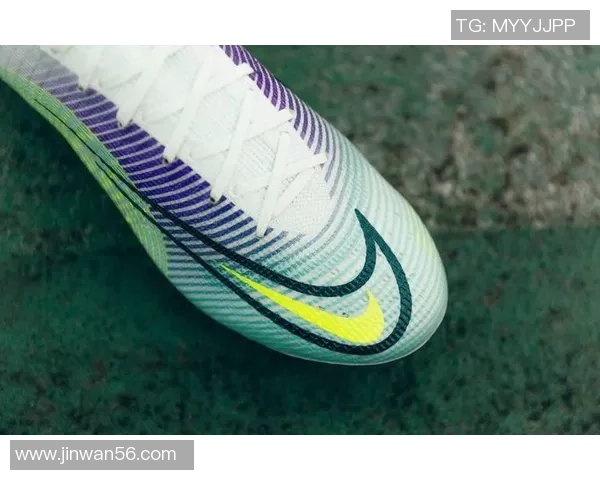 球星上脚高帮足球鞋引领潮流 时尚与性能完美融合