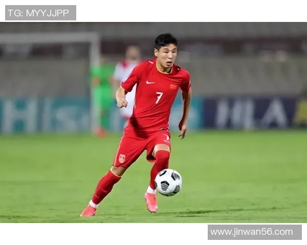 踢足球的球星展现英俊风采 帅气身影瞬间吸引眼球