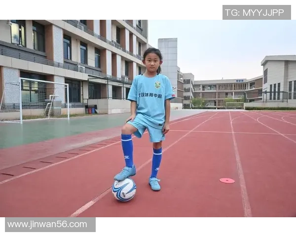 聚焦足球星衣服短袖潮流演绎运动与时尚结合新风尚