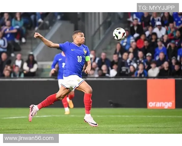 《天下足球追球星特辑:揭示足坛巨星背后的故事与传奇人生》 《天下足球追球星特辑:揭示足坛巨星背后的故事与传奇人生》